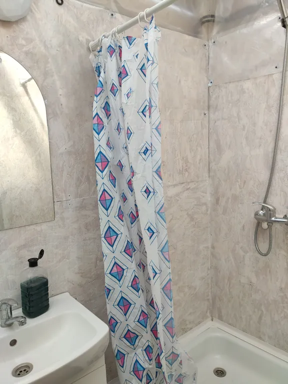 Домик с большой терассой на берегу озера