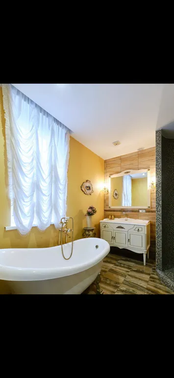 Современный коттедж в 12 км от Минска с плавательным озером, баней