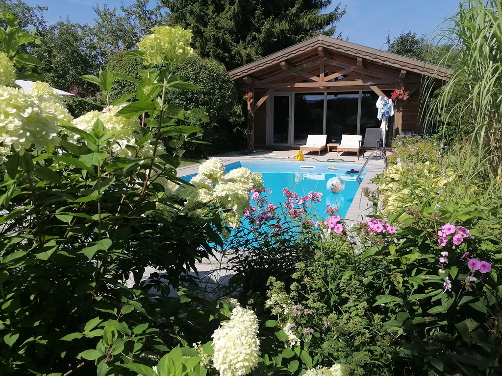 Домик в деревне с бассейном