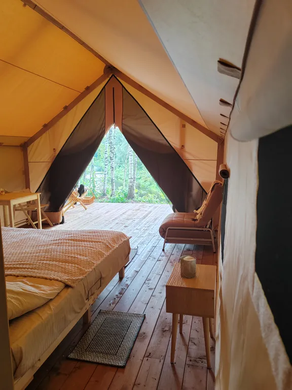 Сафари тент с живописным видом на реку