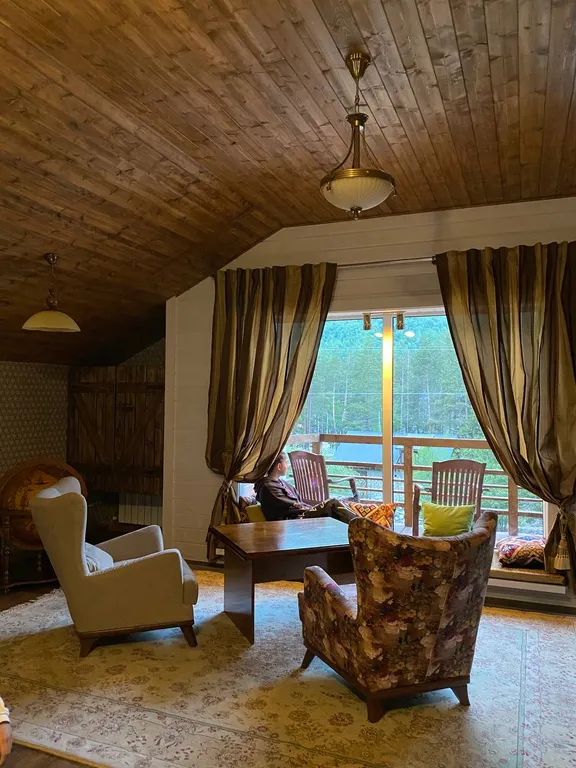 Уютная студия люкс с панорамными окнами с видом на горы