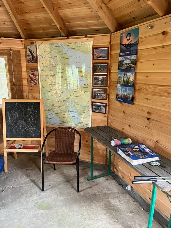 Дом и баня у скалы