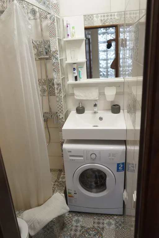 Студия с камином, деревом и видом на реку