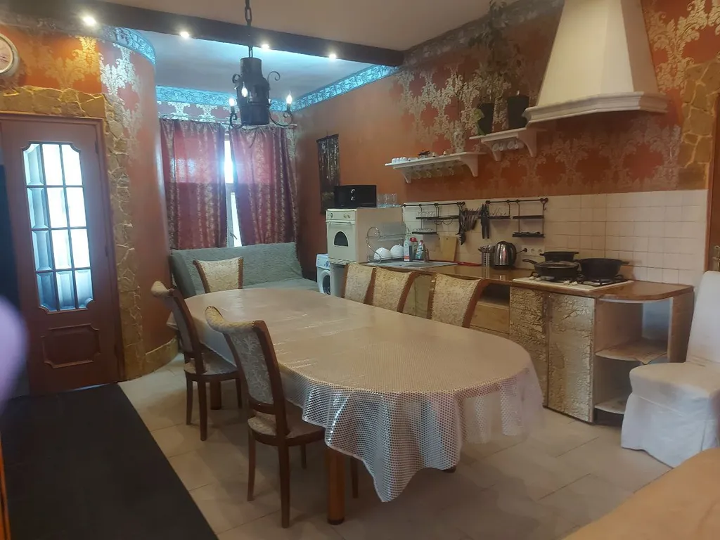 Коттедж с гостиной и столовой