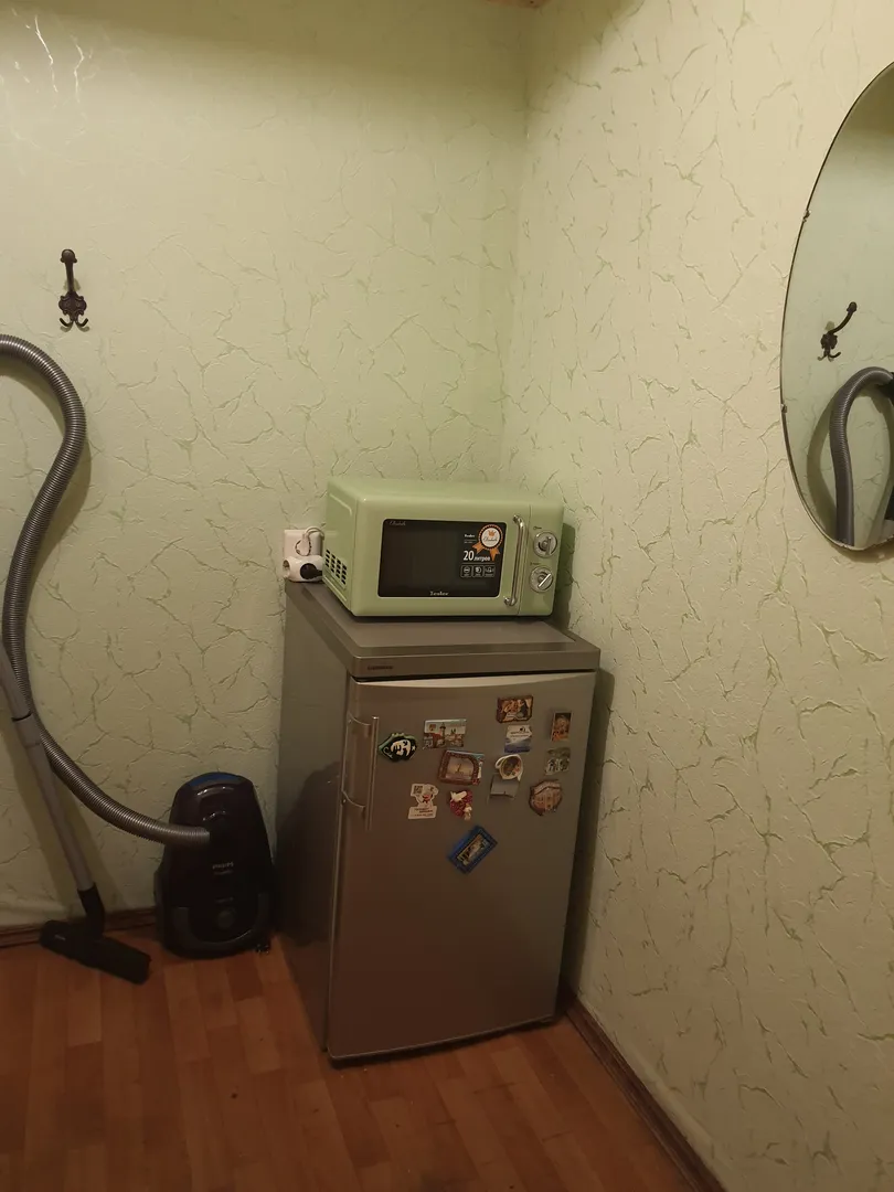 Холодильник Libher и микроволновка в ретростиле размещены в коридоре (зато кухня - настоящая столовая!)