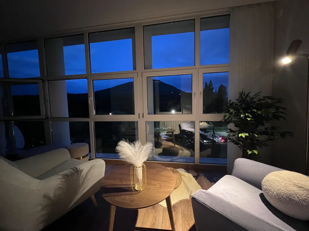 Стильная двухкомнатная квартира с видом на Машук