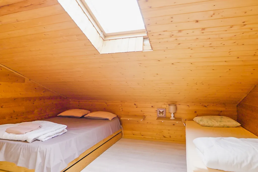 Белый коттедж с баней и бассейном рядом с озером