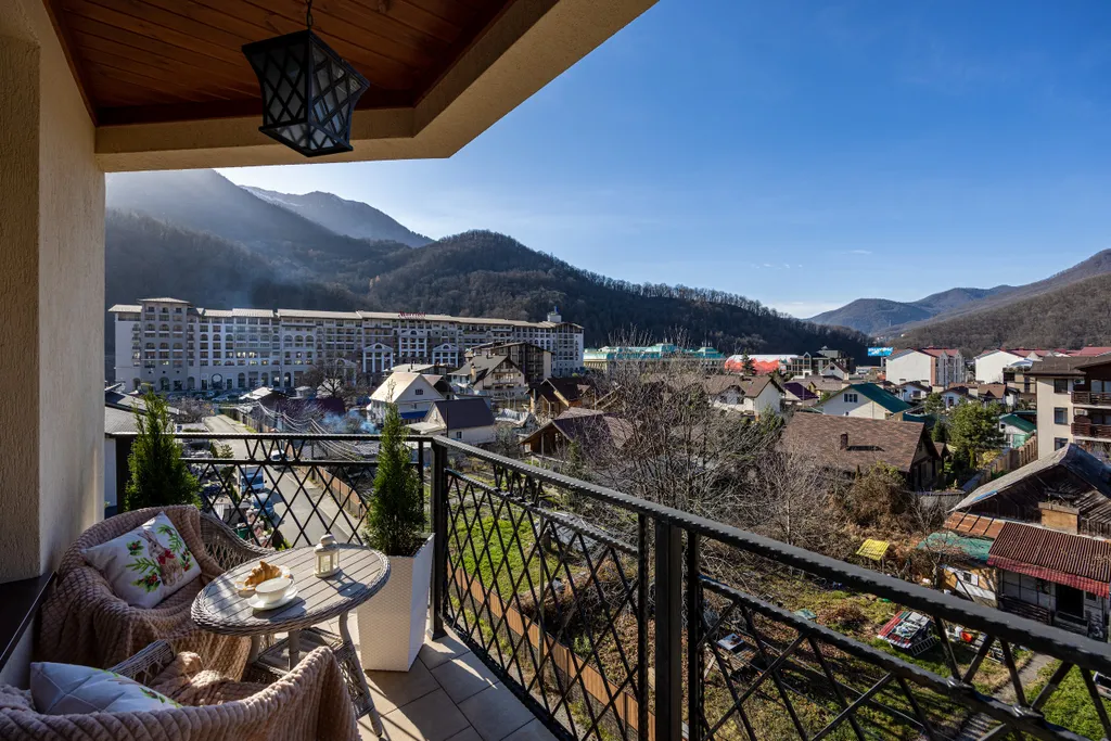 Просторная студия с видом на горы