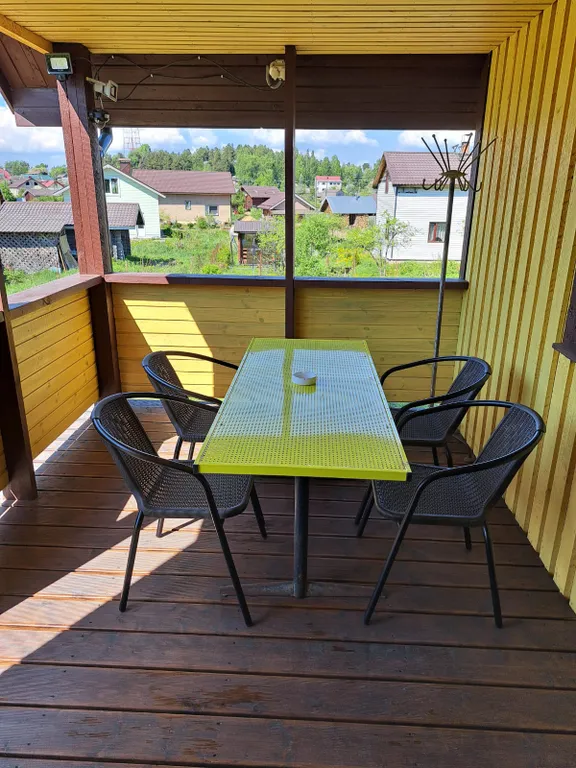 Домик цвета солнца