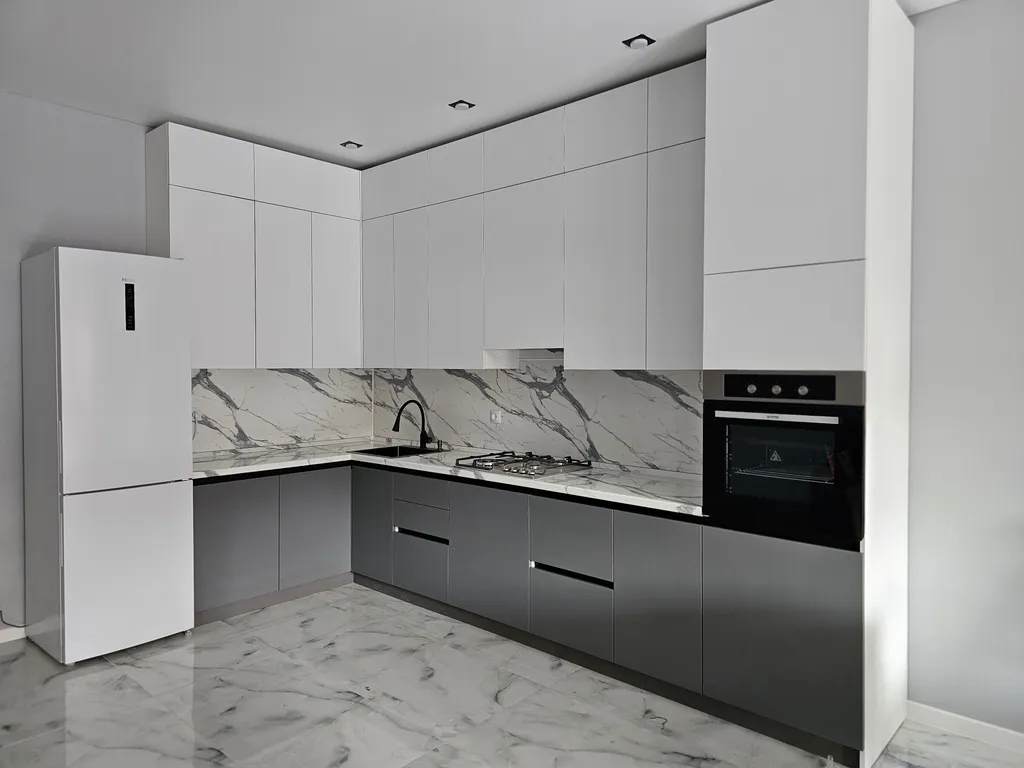 Новый современный дом в центре города, рядом с набережной.