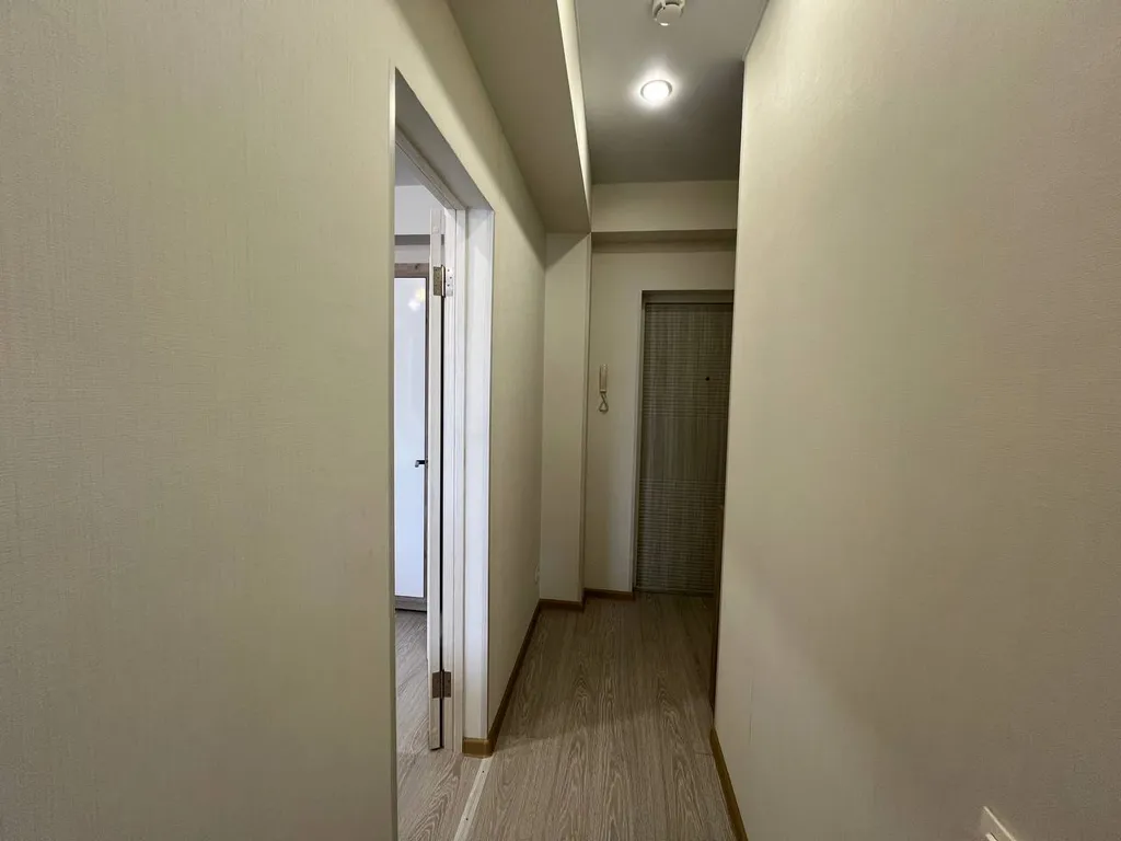 Апартамент с просторной спальней и выделенной кухонной зоной