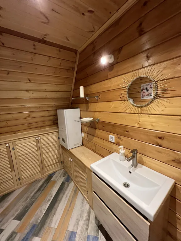 Уютный треугольный дом в окружении леса