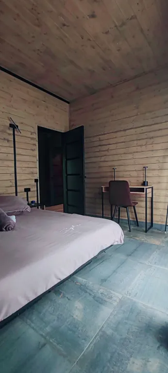 Дом в стиле барнхаус с японской купелью фурако на террасе