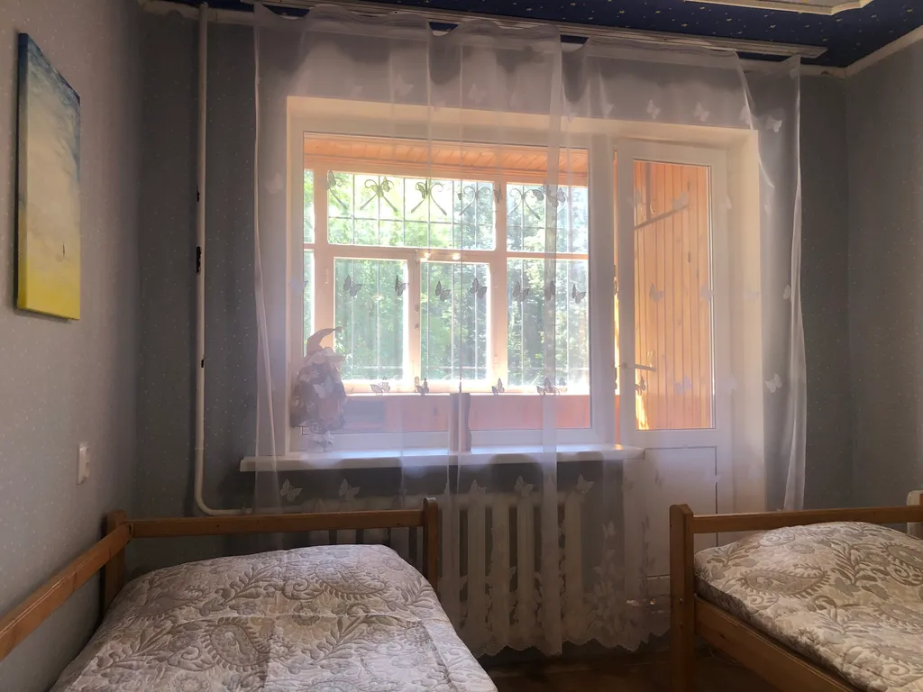 Уютная комната в 4х комнатной квартире с балконом рядом парком отдыха