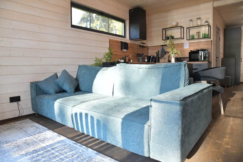 Уютный дом на живописной поляне в лесу с панорамными окнами