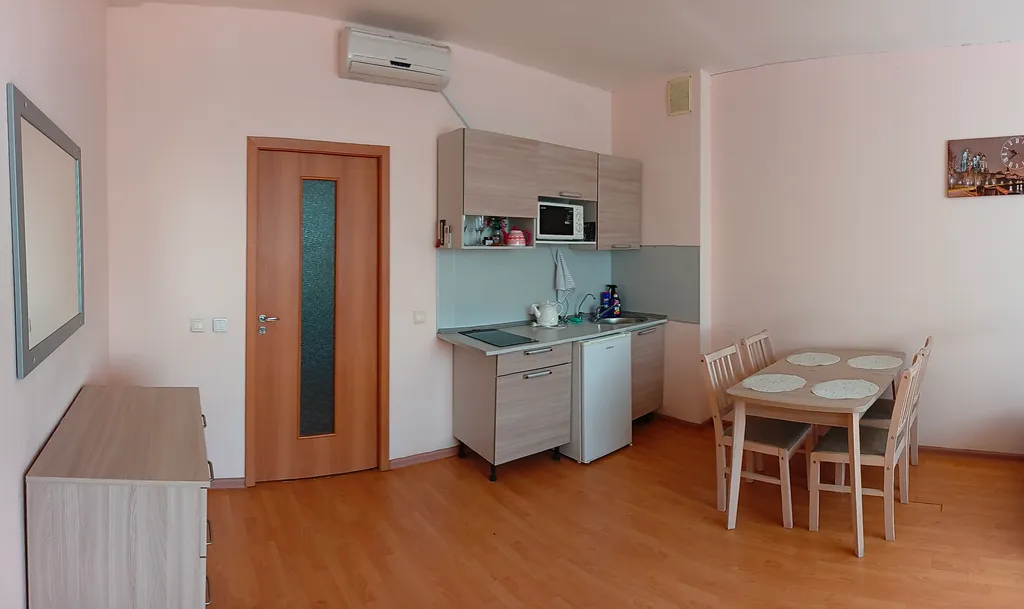 Квартира с видом из окна на покровскую башню и реку великую