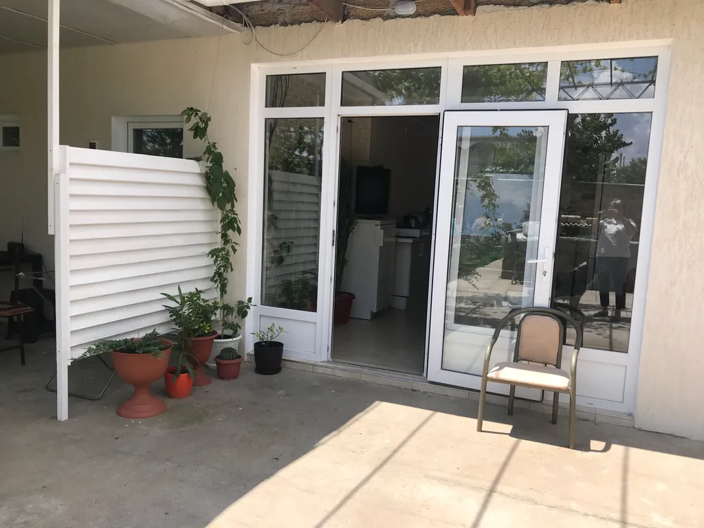 Индивидуальные номера на земле в уютном дворике