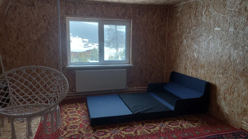 Домик в окружении гор