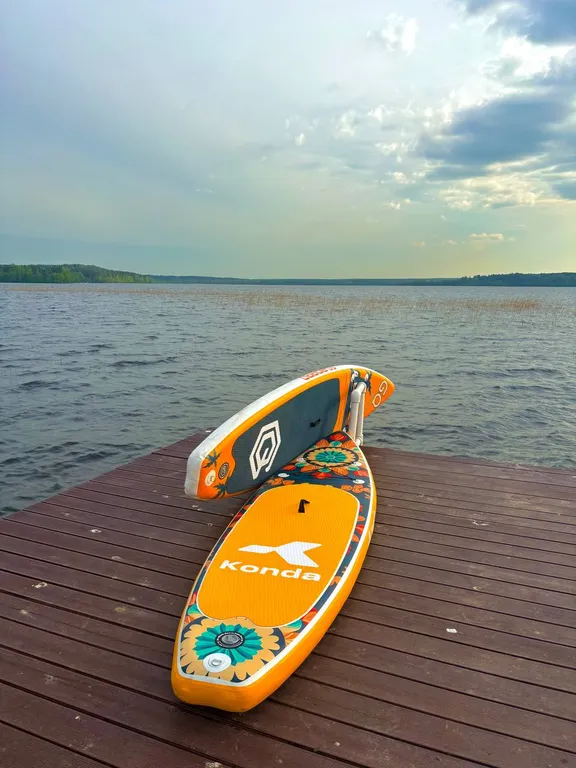 Домик с панорамным окном рядом с озером и видом на лес