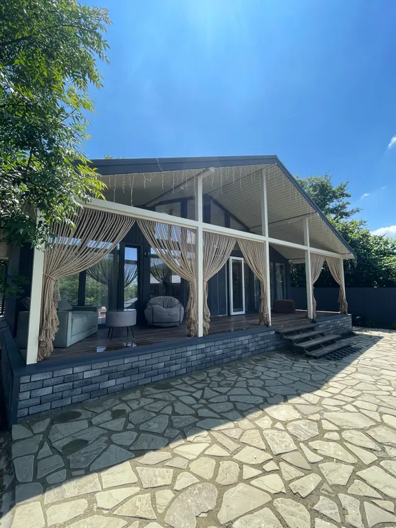 Уютный дом у горной реки