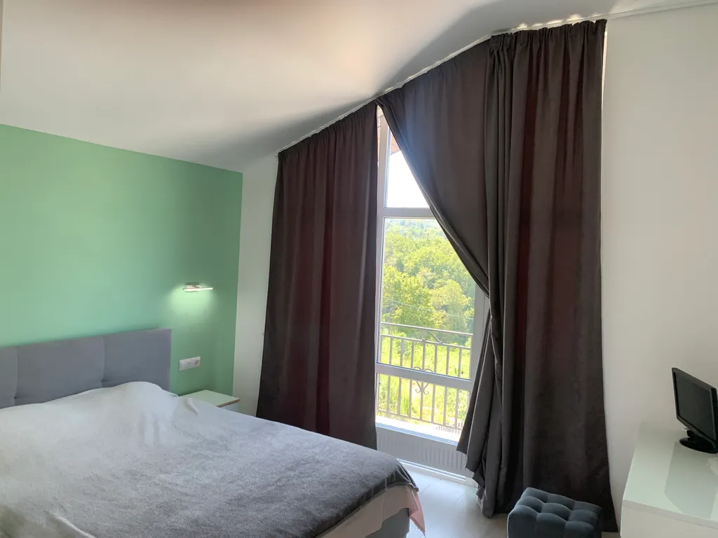 Современный коттедж на горе, в тихом месте, на границе с лесом