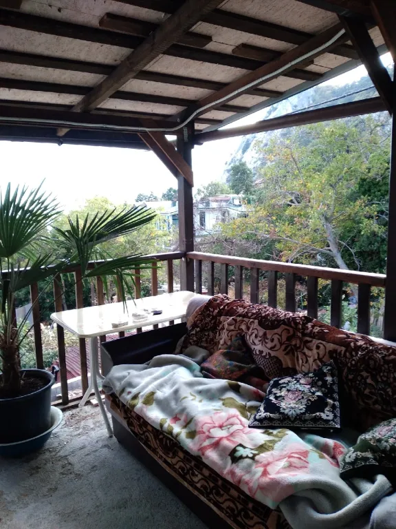 Коттедж Жилой дом с террасой   видом  на море; гору Кошка  , рядом Кипарисовая — аренда посуточно в Симеиз