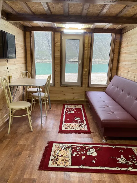 Уютный дом на берегу озера в Мочохе