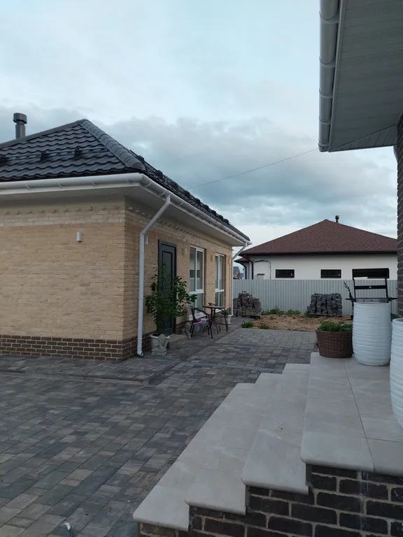 Домик в деревне в окружении леса