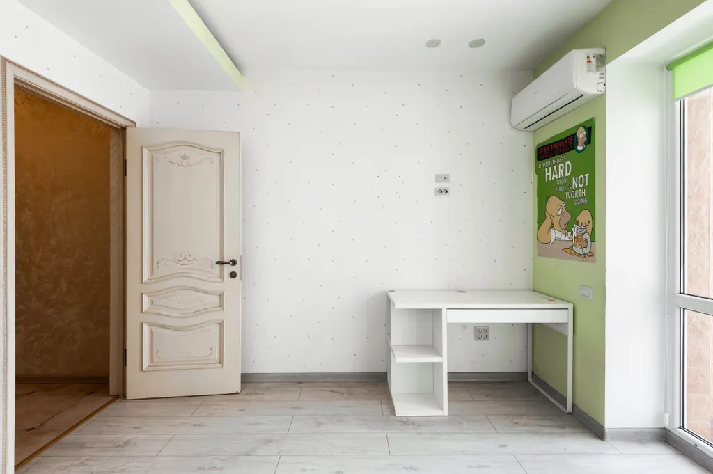 Просторная 3-кoмнатная квapтиpa с панорамными окнами в тихом центре