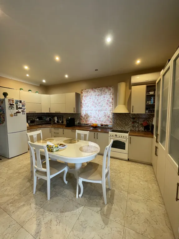 Уютный дом с бассейном и садом с видом на горы и море