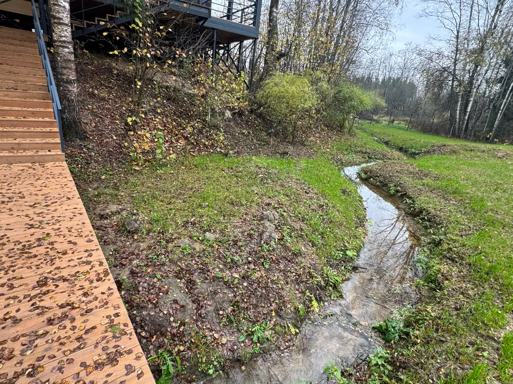 Дом у ручья в лесу