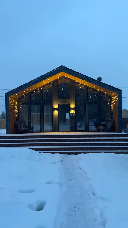 Gray дом в стиле барнхаус с видом на лес