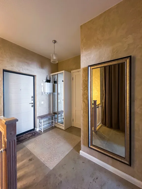 Двухэтажная квартира рядом с зимним лесом