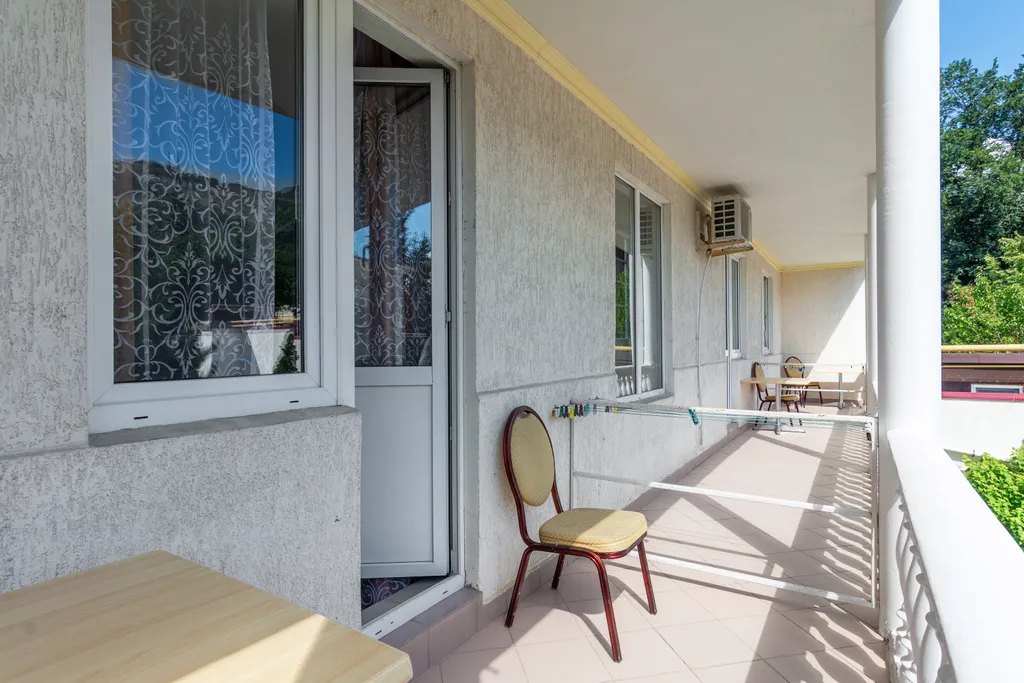 Номер с видом на горы и бассейн.