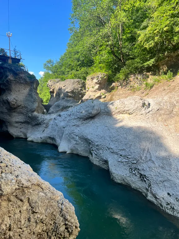 Новый дом с собственной территорией и видом на горы