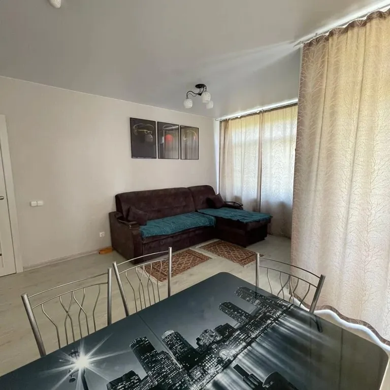 Евротрешка с видом на горы и лес