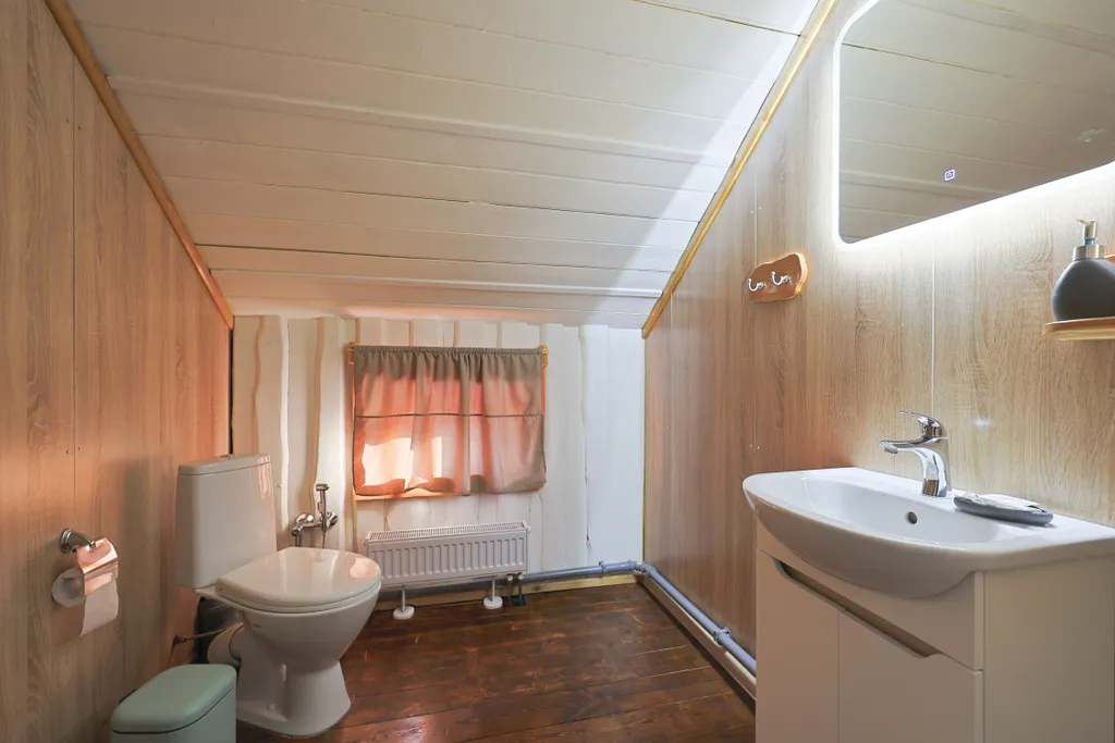 Современный двухэтажный дом из натурального дерева, с большими окнами