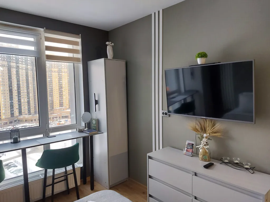 Студия с барной стойкой у окна