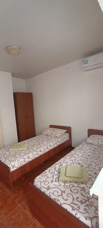 Уютный номер на первом этаже в маленьком гостевом доме с бассейном