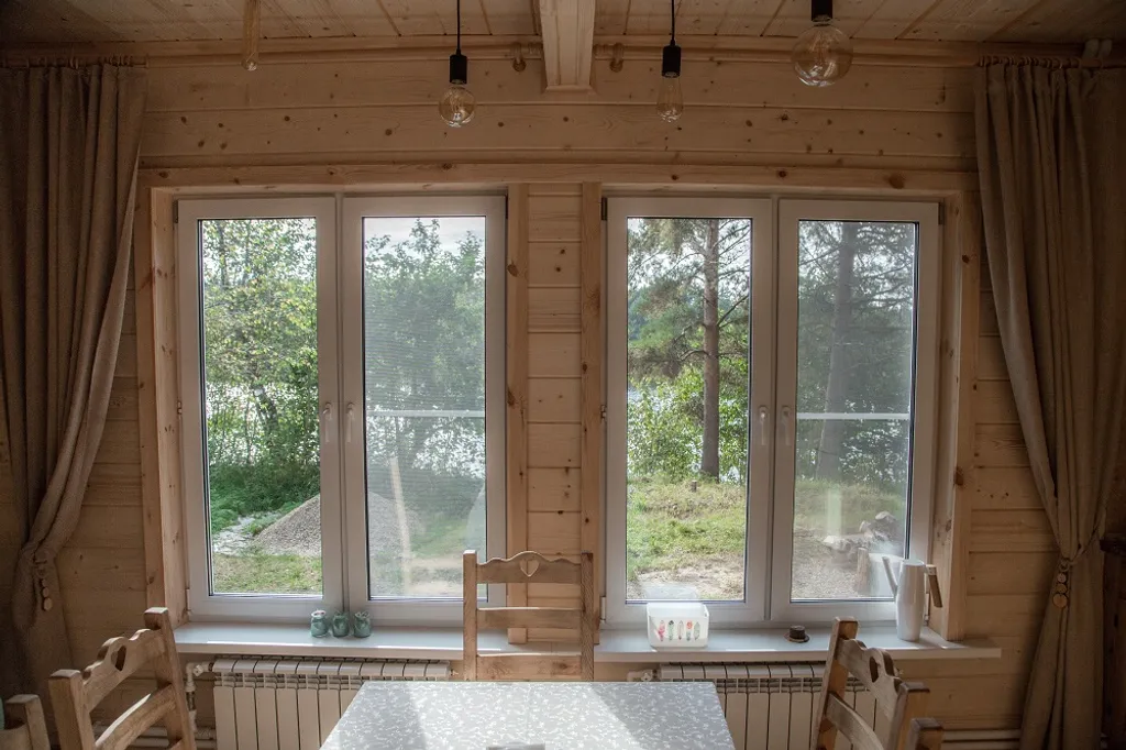 Уютный и тёплый домик на берегу реки