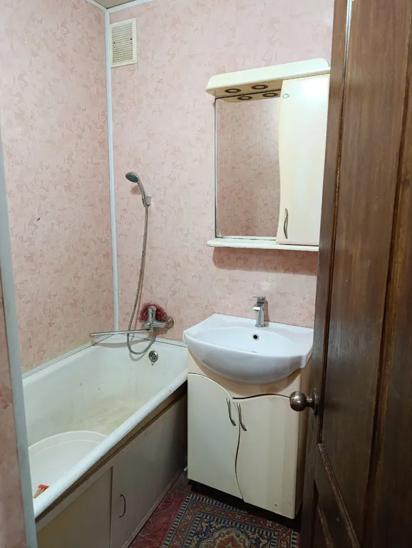 Двухкомнатная квартира в Шахтёрске с водой