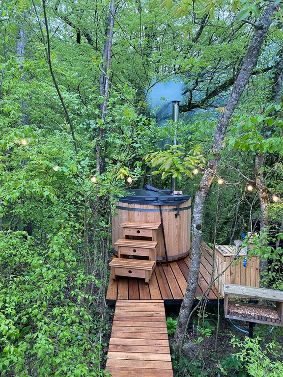 Дом на краю леса с видом на горы