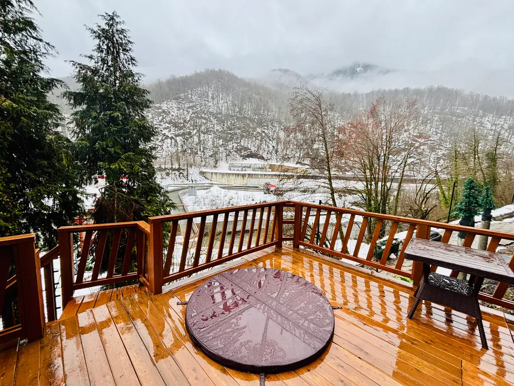 Дом у реки с видом на горы с купелью и баней