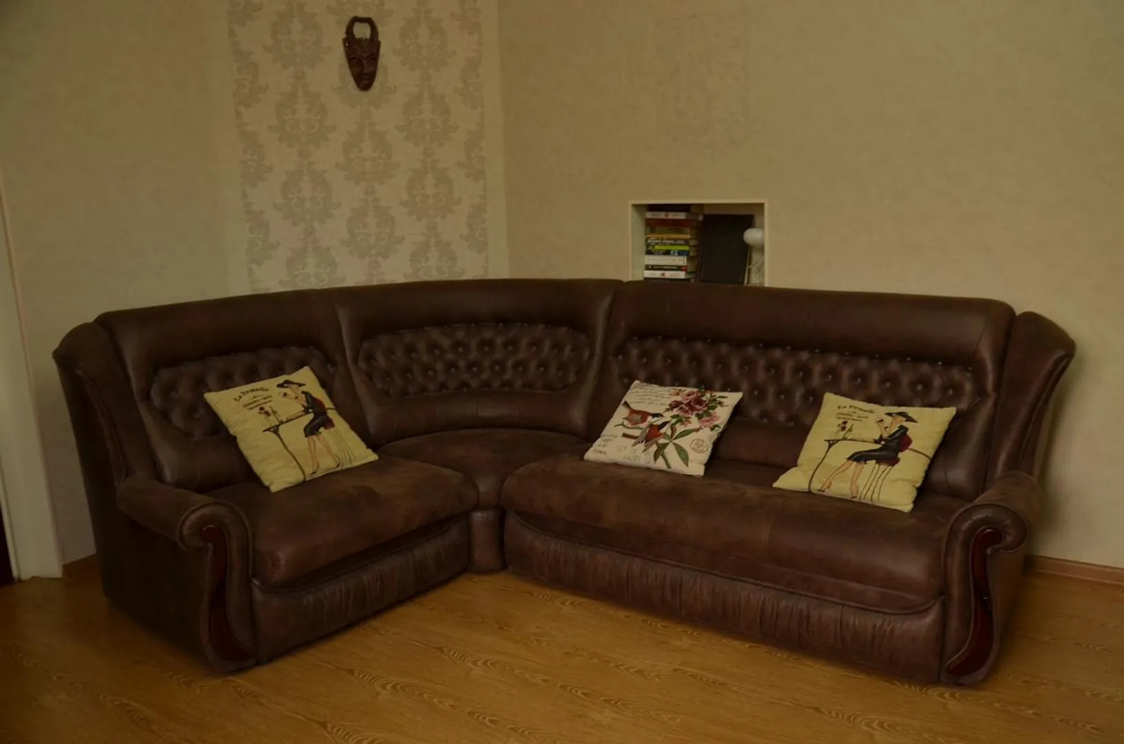 раскладной диван в комнате, которую можно снять дополнительно 