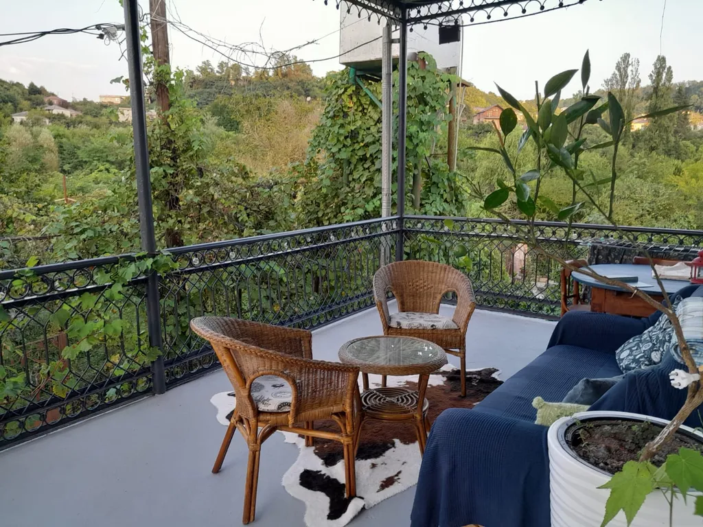 Большой двухэтажный дом с видом на горы