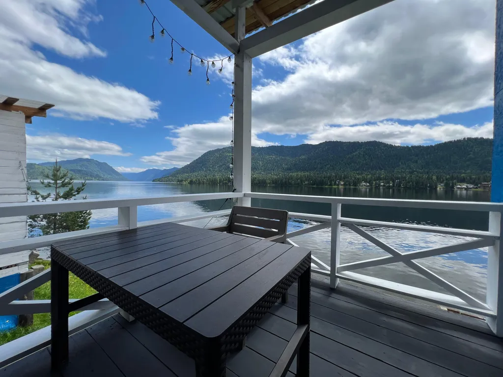 Дом америка на берегу телецкого озера