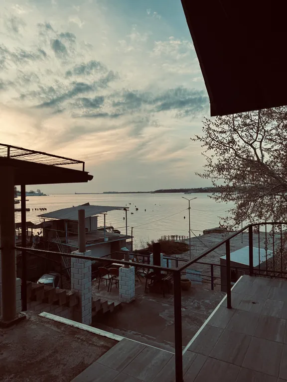 Большая студия с видом на море с панорамными окнами