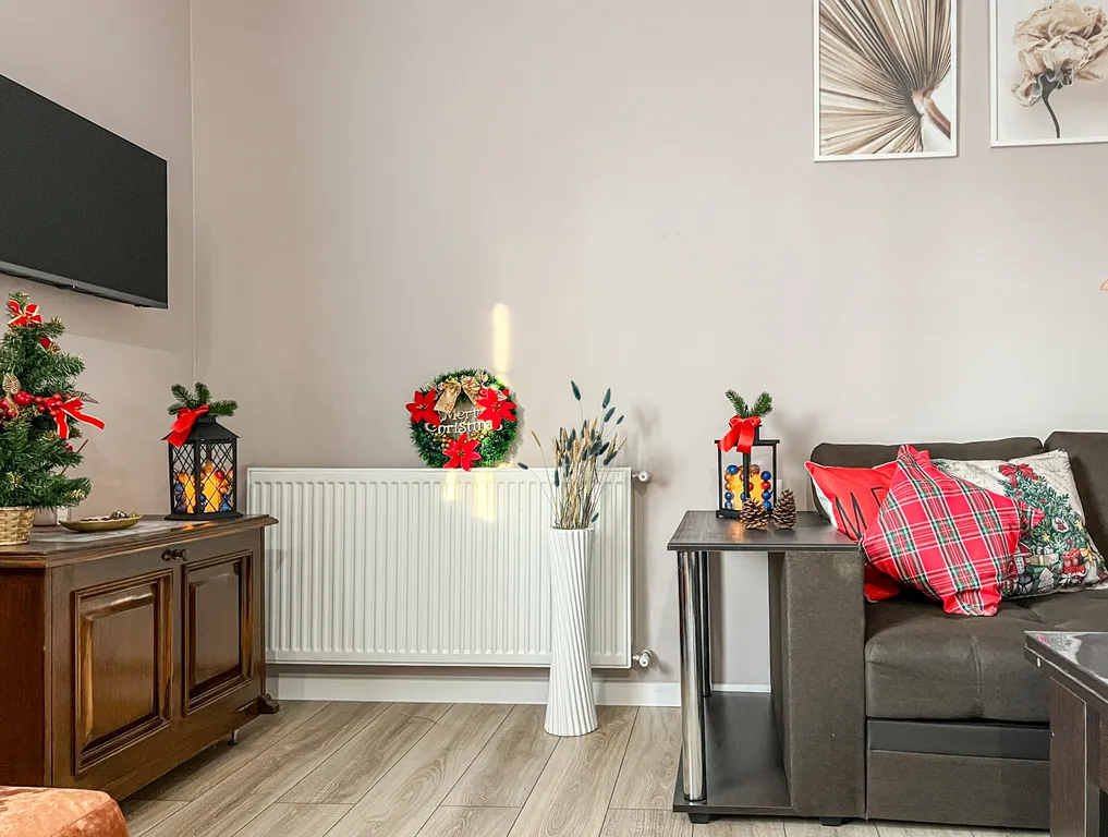 Домик коралл с бассейном в центре