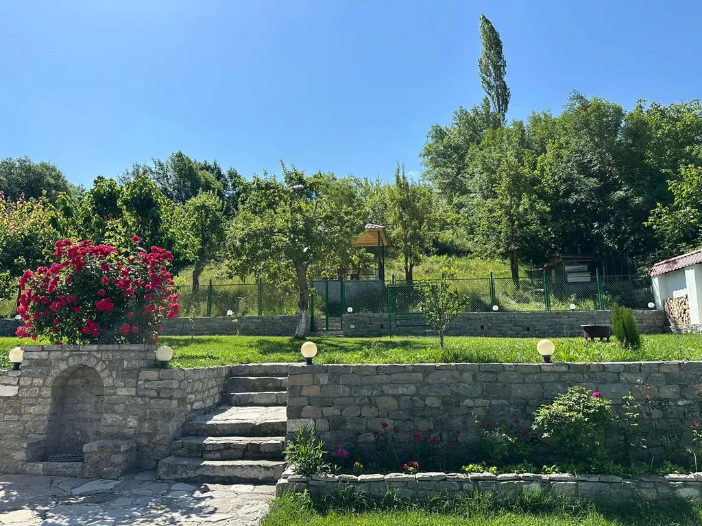 Вилла с садом и видом на горы