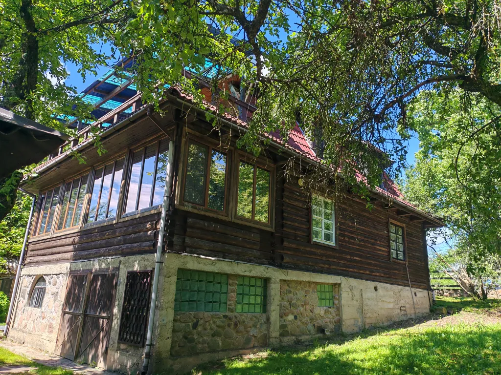 Хутор возле леса и озер